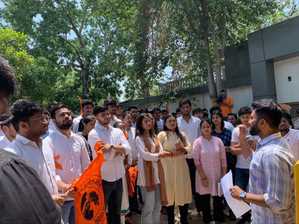 डीटीसी बस से कुचल जाने से एक शख्स की मौत, अभाविप ने किया विरोध-प्रदर्शन